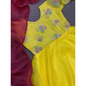 ชุดทำงานผ้าออร์แกนซ่าพร้อมชุดเดรสสีเหลือง - Product Image 4