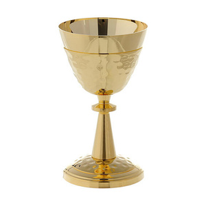Calice décoratif pour présentation sur autel, calice royal en laiton doré, design classique, parfait pour le culte religieux et les cérémonies sacrées. - Product Image 6