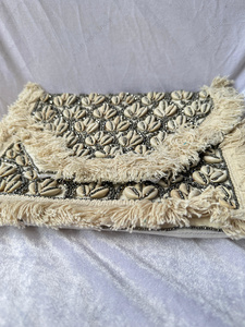 Bolso de mano tipo tote con flecos de conchas de cauri, adornado con motivos tribales, bolso étnico llamativo para mujer, moda boutique de resort. - Product Image 2