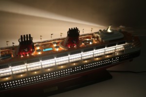 DIS.NEY MAGIC WITH LIGHTS Maquette de bateau de croisière américain en bois artisanal pour décoration de bureau, cadeau d'affaires, collection - Product Image 5