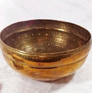 Corbeille en laiton martelé à la main, bol en métal rustique pour la présentation des fruits en cuisine - Product Image 1