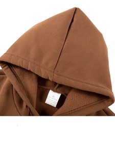 Conjunto deportivo acampanado y holgado con forro polar suave, cintura elástica y pantalones de pierna ancha para un estilo relajado pero cómodo. - Product Image 4