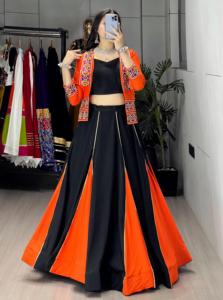 Conjunto de Lehenga Choli y Koti listo para usar, especial para Navratri, en rayón y algodón, con trabajo de espejo Kutchi, encaje Gota Patti y detalles Patta. - Product Image 1
