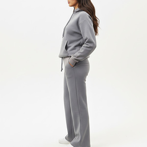 Conjunto de Sudadera con Capucha Gris para Mujer Tallas Grandes 2026, Pantalones Largos Holgados Casuales, Chándal de 2 Piezas con Logotipo Estampado en la Parte Delantera - Product Image 3