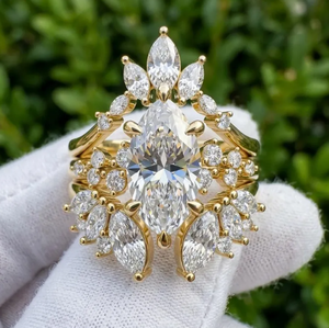 Ensemble de bagues de mariage élégantes en diamant marquise E VVS2 VS1, collection de trois alliances en or - Product Image 1