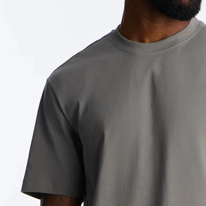 Camiseta de Manga Corta para Hombre, Estilo Urbano Minimalista, Color Gris Humo, con Logotipo Personalizado en el Pecho, Premium, Casual, Corte Relajado, para Uso Diario - Product Image 2