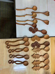 Fourchette en bois artisanale à manche ondulé avec trou - Ustensile de service en bois pour salade - Cuillère de cuisine - CARYLN - Product Image 6