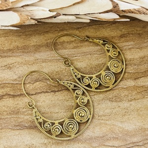 Boucles d'oreilles créoles spirales bohèmes, bijoux tribaux en laiton pour femmes, finition laiton antique, croissant céleste, favoris des marchés, vente en gros/OEM - Product Image 6