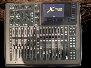 Mezclador Digital Behringer X32 Compact Rectangular de 40 Entradas con Pantalla Táctil y Faders, Nuevo, Sellado, Original, en Perfecto Estado - Product Image 4