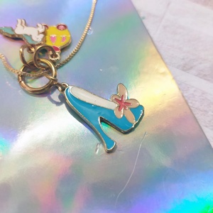 Collar de Cuento de Hadas Encantador con Triple Dije, Diseño de Zapatilla, Carruaje de Calabaza y Motivos de Unicornio, Esmalte Vibrante - Product Image 2