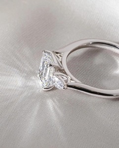 Élégante bague de fiançailles à trois pierres en or blanc 14 carats avec émeraude et diamant de laboratoire en forme de poire 2,40 CT - Product Image 2