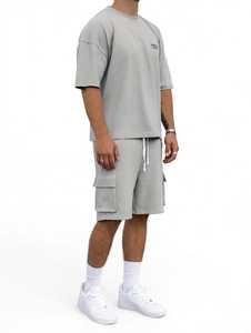 Ensemble deux pièces pour homme, t-shirt à manches courtes et col rond gris et short cargo, tenue décontractée unie - Product Image 3