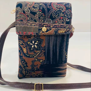Sac bandoulière de luxe Regal Paisley Heritage en velours premium avec fermeture magnétique, mini sac à bandoulière écologique, pochette souple et élégante - Product Image 1