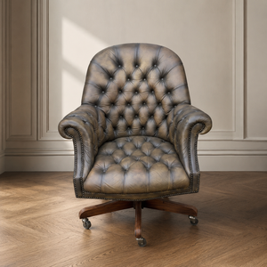 Fauteuil de bureau exécutif de style Chesterfield vintage en cuir capitonné de luxe avec base en bois et roulettes - Product Image 1