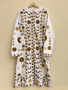 Chaqueta Blusón de Terciopelo Transpirable Hecha a Mano con Diseño Floral Bordado, Cuello en V, Ligera, Abrigo Largo de Invierno Unisex, Estilo Rajasthan - Product Image 1