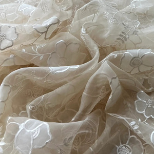 Tela de encaje floral de poliéster de primera calidad con bordado láser de lujo para vestidos de novia, de noche y prendas textiles. - Product Image 2