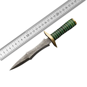 Cuchillo de caza hecho a mano de acero de Damasco con punta de gota, mango con rayas verdes y guardacuchillo dorado, personalizable DIY OEM - Product Image 3