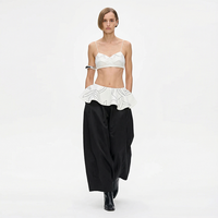 Nouvelle Collection – Top Camisole Femme Sexy Blanc à Bretelles Fines, Volants et Ourlet Peplum Asymétrique Tissé – Idéal Été – Vente en Gros Personnalisée