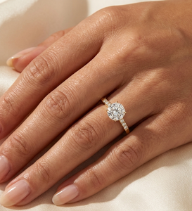 Bague de Fiançailles et de Promesse pour Femme en Or 18K avec Diamant de Laboratoire Brillant Taille Ronde, Design Minimaliste Pavé, Solitaire - Product Image 6