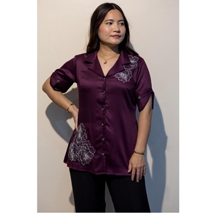 Chemise DAPHNE Wine Giza en coton, élégante et de qualité supérieure pour femme, pour un look moderne et tendance. Achetez directement auprès du fournisseur. - Product Image 1