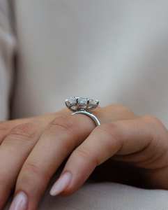 Bague de fiançailles Toi et Moi en or blanc 14 carats avec émeraude et diamant de laboratoire taille poire, serti halo caché, pour anniversaire de mariage, bijoux fins - Product Image 6