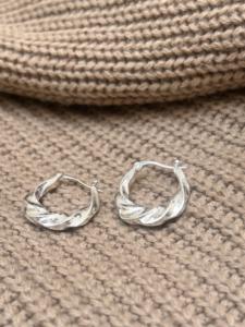 Pendientes de aro de latón retorcido, Pendientes delicados de latón bañado en plata, Pendientes finos de latón para mujer, Pendientes de latón texturizado al por mayor - Product Image 1