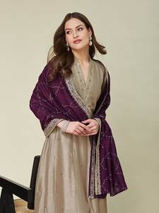 Elegante Conjunto Étnico de Kurta y Pantalón con Bordado de Diseño y Dupatta Color Vino - Product Image 2