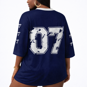 เสื้อยืดคอวีตาข่ายสไตล์อเมริกัน Y2K แฟชั่นอเนกประสงค์ พิมพ์ลายดิจิทัลลำลอง ไซส์พลัส สำหรับฤดูร้อน ลายเสื้ออเมริกันฟุตบอล - Product Image 4