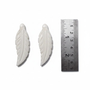 Pendentifs en plumes d'os sculptés à la main par des artisans | Charmes de bijoux tribaux complexes - Product Image 1