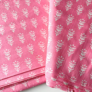 Tela de algodón estampada a mano con motivos blancos sobre base rosa, tela india hecha a mano, material suave de algodón para vestidos, tela artesanal. - Product Image 2