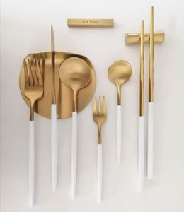 Ensemble de couverts et de vaisselle décoratifs intemporels pour une mise en scène de table sophistiquée et un accueil de luxe - Product Image 5