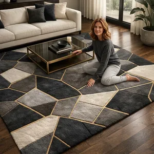 Tapis rectangulaire moderne en laine, motif abstrait noir et or, poils moyens, tufté, lavable, antidérapant, avec envers fin en polypropylène - Product Image 1