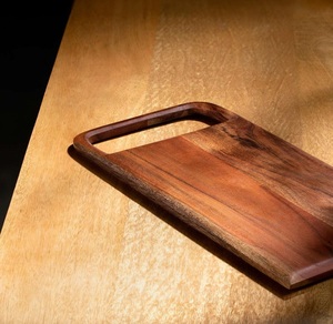 Planche à découper élégante en bois, épaisse, durable, finition lisse, poignée intégrée, parfaite pour couper, servir, usage quotidien en cuisine - Product Image 3