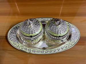 Bandeja de Metal Plateada de Lujo con 2 Tazones con Tapa y Juego de Cucharas, Decorativa con Esmalte Verde Pistacho para Frutos Secos Nirmala - Product Image 2