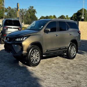 Toyota Fortuner SUV en Excelentes Condiciones, Uso Diario, Tracción en las Cuatro Ruedas, Neumáticos R19, Asientos de Cuero, Interior Oscuro, Diésel, Cámara Trasera - Product Image 2
