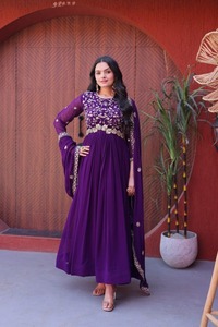 Collection de robes de créateur élégantes à double teinte, rouge et violet, brodées, fluides, longues jusqu'au sol, pour fêtes ethniques et mariages - Product Image 1