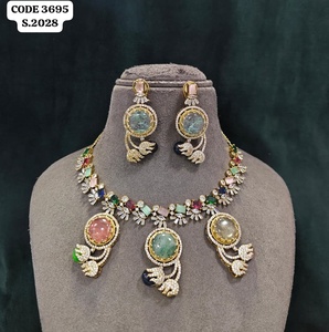 Ensemble de colliers élégants saphir bleu et pierres précieuses multicolores avec accents AD, pierres cabochons multicolores et pierres navette saphir bleu - Product Image 4