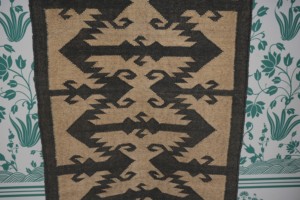 Tapis de sol Kilim tissé à la main, motif géométrique aztèque monochrome noir ivoire, en laine, pour couloir, chevet ou comme tapis d'appoint - Product Image 3