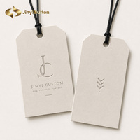 Étiquettes suspendues en papier gaufré de l'usine Jinyi, conception personnalisée, logo de marque, OEM ODM, étiquettes suspendues personnalisées de style luxe et tendance pour T-shirt