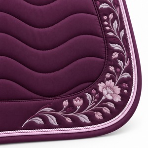 Tapis de selle pour chevaux de couleur personnalisée, dotés d'une doublure respirante, d'un tissu extérieur résistant et d'un soutien rembourré pour différents sports équestres. - Product Image 6