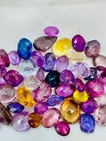Saphirs multicolores d'Inde et de Sri Lanka, pierres précieuses en vrac, principalement utilisées pour les bijoux haut de gamme tels que des bagues et des pendentifs uniques et sur mesure.