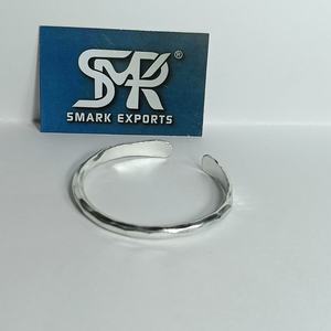 Bracelet manchette en laiton plaqué argent martelé, ajustable, style Kada ouvert, artisanat métallique fait main, bijoux minimalistes unisexes, vente en gros - Product Image 6