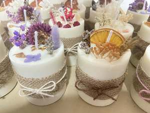 Vela artesanal de cera de soja y palma con flores secas y rodaja de naranja, redonda, blanca, decorativa, tipo votiva, para decoración del hogar y bodas. - Product Image 1