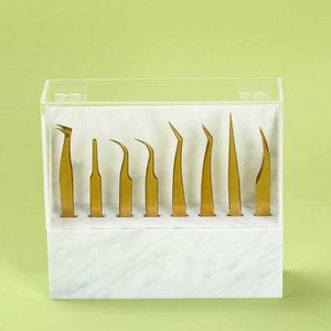 Organizador de encimera que ahorra espacio con acabado transparente y diseño de ranuras prácticas para exhibir herramientas y pinzas de forma ordenada. - Product Image 1