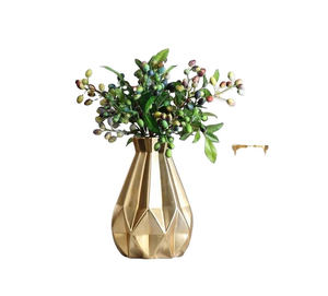 Vase en métal élégant avec un design floral complexe, accent décoratif pour la maison et le bureau, jardinière élégante d'inspiration vintage pour les intérieurs - Product Image 3