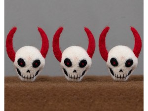 Wholesale Felt & Yarn Handmade Wool Skull with Red Horn Spooky Halloween Hanging Decor Gift Set for Adults - Product Image 3