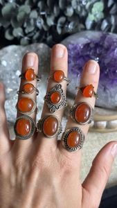 Anillo llamativo de resina con flores y purpurina, joyería artística de resina gruesa para mujeres preocupadas por la moda - Product Image 5