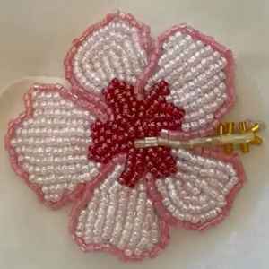 Top sin mangas de algodón acanalado blanco para mujer con bordado de alta calidad y parche de cuentas de vidrio de concha rosa, ideal para verano y playa. - Product Image 6