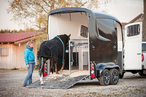 Remolque para Caballos de Uso Pesado, Remolque para Transporte de Ganado, Estructura de Aluminio y Acero, Doble Eje, Transportador de Carga Seguro y Cómodo, EE. UU. - Product Image 3