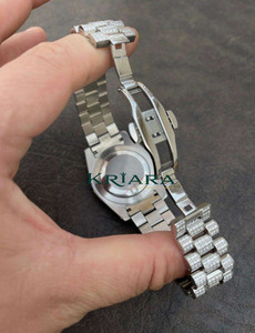 Reloj de Lujo Mossinate de Acero Inoxidable Plateado con Diamantes Reales y Características Resistentes al Agua para Estilos de Vida Modernos - Product Image 6